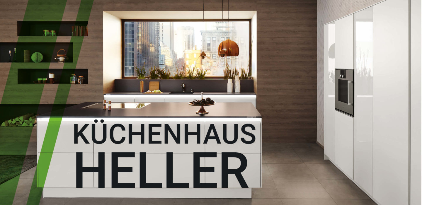 Weiße Küche mit Kochinsel. Darauf steht "Küchenhaus Heller".